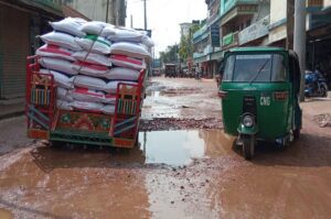 শিবগঞ্জ-মহাস্থান রাস্তার বেহাল দশা : সংস্কারের উদ্যোগ নেই কর্তৃপক্ষের
